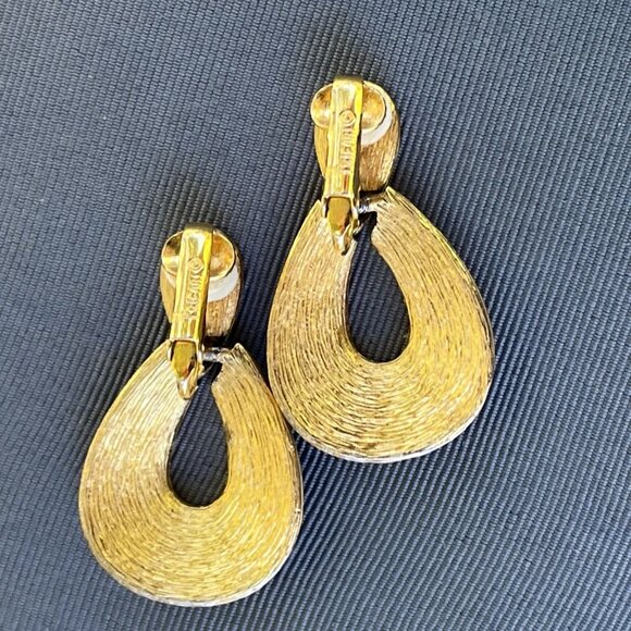 Vintage White Enamel Trifari Clip On Earrings - Picture 3 of 4